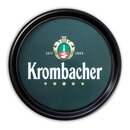 Rundes Tablett mit grünem Mittelteil, darauf das Krombacher-Logo mit Wappen, Text 'Krombacher', 'SEIT 1803' und fünf goldene Sterne.