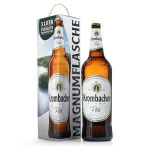 7957_krombachershop_3,0 l Magnumflasche Braune 3-Liter-Magnumflasche Krombacher Pils mit Etikett und goldfarbenem Kronkorken neben passender Verpackung mit Flaschenabbildung und Text '3 Liter exklusiv Handabfüllung' und 'MAGNUMFLASCHE'.