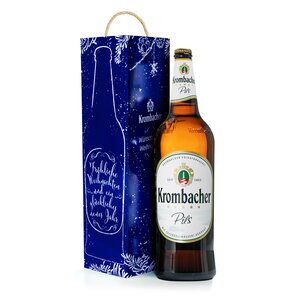 7726_krombachershop_3l_weihnachtsschuber Braune 3 Liter Krombacher Pils Bierflasche neben blauem Weihnachtsschuber mit Flaschenumriss und Schriftzug 'Fröhliche Weihnachten und ein glückliches neues Jahr'.