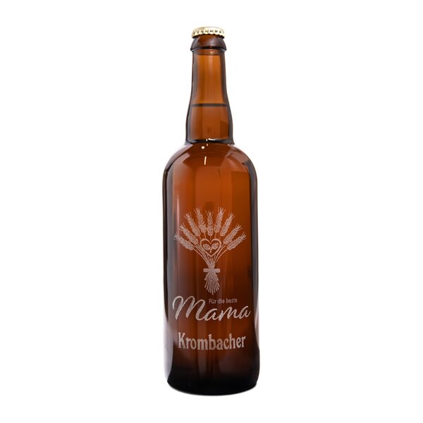 Braune Bierflasche 0,75 L mit goldener Kappe und Gravur eines Weizenbündels mit Herz sowie der Schrift 'Für die beste Mama' und Krombacher Logo.