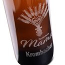 Braune Flasche 0,75L mit Gravur eines Weizenbündels, zwei ineinander verschlungenen Herzen und der Schrift 'Für die beste Mama' und Krombachr Logo.