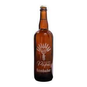 Braune Bierflasche 0,75 L mit goldener Kappe und Gravur eines Weizenbündels, darunter der Text 'Für den besten Papa' und Krombacher Logo.