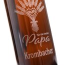 Braune Flasche 0,75 L mit Gravur eines Weizenbündels, darunter die Schrift 'Für den besten Papa' und Krombacher Logo.
