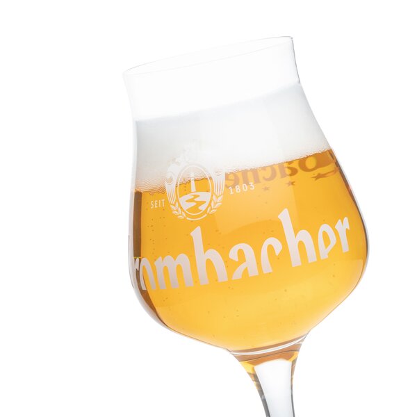 Schräg stehendes Krombacher-Sommerlierglas mit Bier und Schaum vor weißem Hintergrund