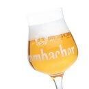Schräg stehendes Krombacher-Sommerlierglas mit Bier und Schaum vor weißem Hintergrund