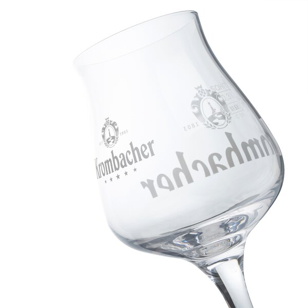 Schräg stehendes Krombacher-Sommelierglas mit Logo und Schriftzug