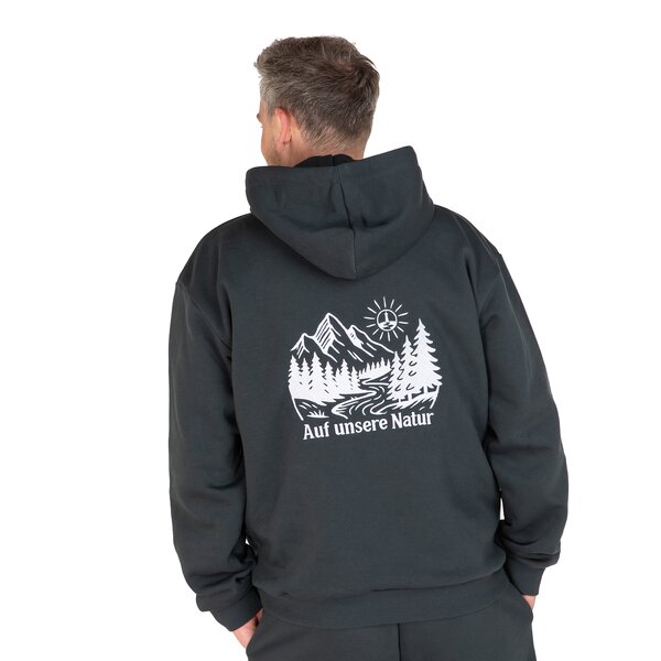 Mann von hinten mit dunkelgrünem Hoodie, auf dem Rücken ein weißes Motiv mit Bergen, Bäumen, Fluss, Sonne und dem Schriftzug 'Auf unsere Natur'