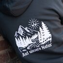 Rückansicht eines dunkelgrünen Hoodies mit weißem Aufdruck einer Berglandschaft, Bäumen, Fluss und Sonne sowie dem Schriftzug 'Auf unsere Natur'