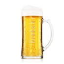 Glas mit Henkel gefüllt mit Bier und Schaumkrone, mit eingeprägtem Schriftzug 'Krombacher'