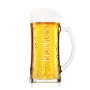 Glas mit Henkel gefüllt mit Bier und Schaumkrone, mit eingeprägtem Schriftzug 'Krombacher'