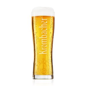 Ein hohes Bierglas mit Schaum und dem Schriftzug 'Krombacher' auf der Glasfront