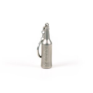 Metall-Schlüsselanhänger in Form einer Krombacher Pils Flasche mit Flaschenöffnerfunktion.