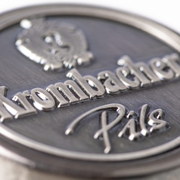 Schlüsselanhänger in Krombacher Kronkorken Form aus Metall mit integriertem Flaschenöffner.