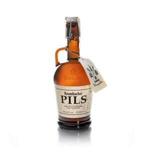 Braune 1-Liter-Flasche Krombacher Pils mit Bügelverschluss und Anhänger, 4,8% Alkohol.